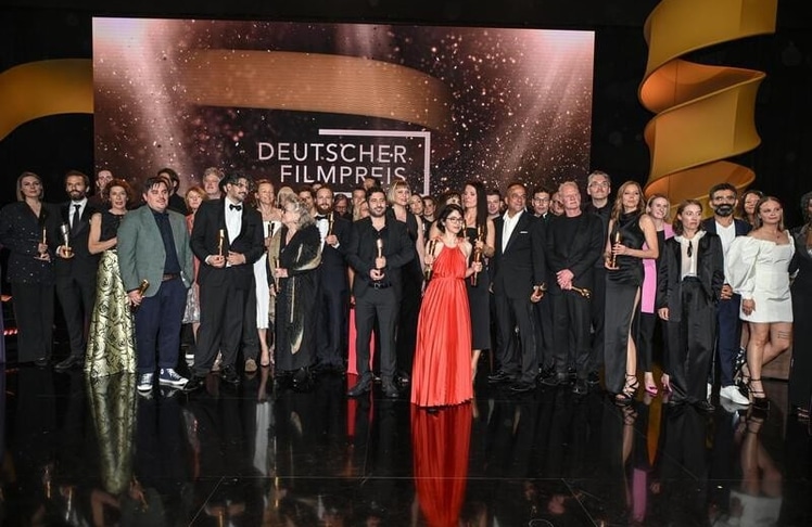 Die Preisträger des Deutschen Filmpreises 2024 posieren stolz mit ihren Lolas auf der Bühne der Gala in Berlin. (Foto:  BrauerPhotos / O.Walterscheid)