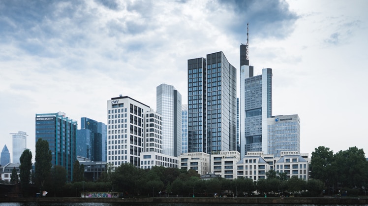 "Mainhattan": Ein Blick auf Frankfurts Bürotürme. © Serj Skharovskiy/Unsplash