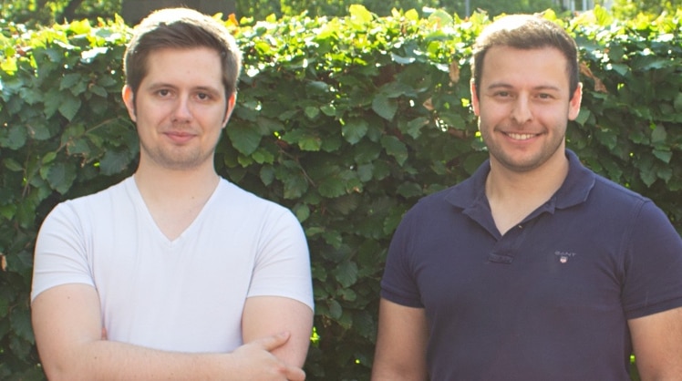 Die VoteBase-Gründer Maximilian Pieters und Payman Supervizer dürfen sich über den Award in der Kategorie "GovTech" freuen. © Votebase GmbH 