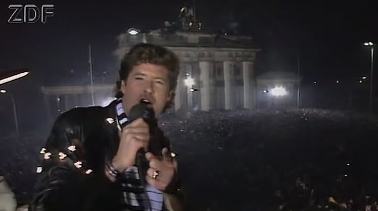 Kein Tag der Deutschen Einheit ohne David Hasselhoff – hier bei seinem Auftritt in der Silvesternacht 1989/90 "Looking for Freedom" an der Berliner Mauer sang. © ZDF