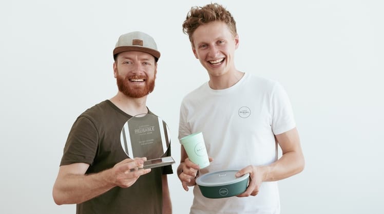 Die Recup-Gründer Fabian Eckert und Florian Pachaly – hier mit dem "Reusable"-Award 2021 – können sich jetzt "Top Startup-Arbeitgeber" nennen. © Recup