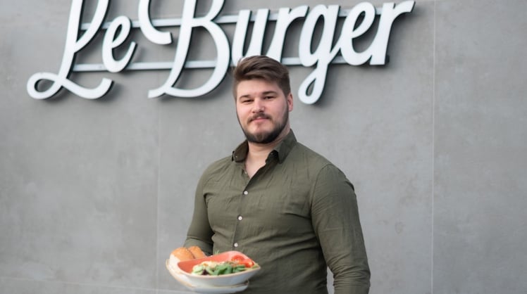 Max Benesch betreibt die erste "Le Burger"-Filiale in Deutschland. © The Guardians/Luisa Operschall