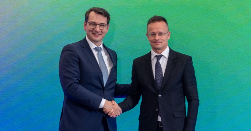 Milan Nedeljković, Produktionsvorstand der BMW AG, und Péter Szijjártó, ungarischer Minister für Auswärtiges und Handel