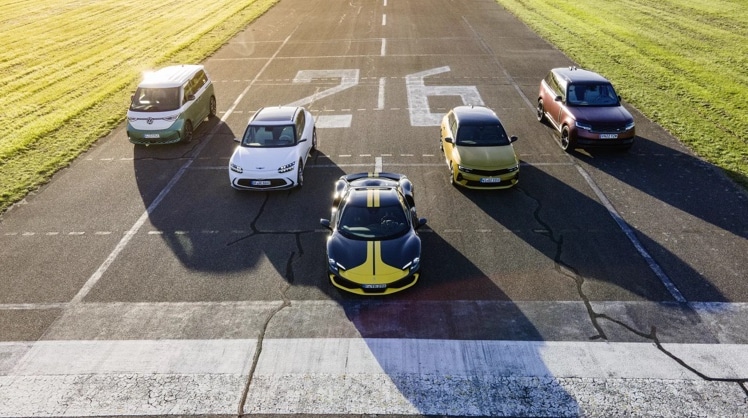 Die 5 "German Car of the Year"-Finalisten: VW ID Buzz, Genesis GV60, Ferrari 296 GTB, Opel Astra und Range Rover © GCOTY