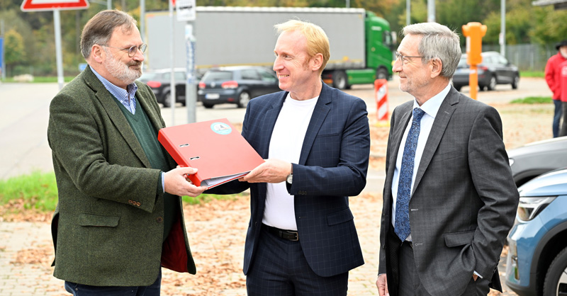 Martin Friewald (li.) von der Autobahn GmbH nimmt die Ergebnisse der Rastplatz-Checks von ACE-Pressesprecher Sören Heinze (Mi.) und Walter Eichendorf (re.) entgegen.