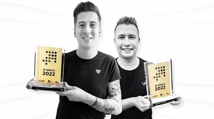 DJ Robin & Schürze mit dem "Nummer 1 Award" für das Jahr 2022. © Summerfield Records x Universal