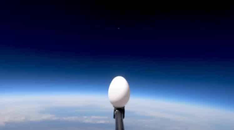 Der ehemalige Ingenieur beweist, dass ein Ei den Sturz aus der Stratosphäre überlebt © Screenshot YouTube