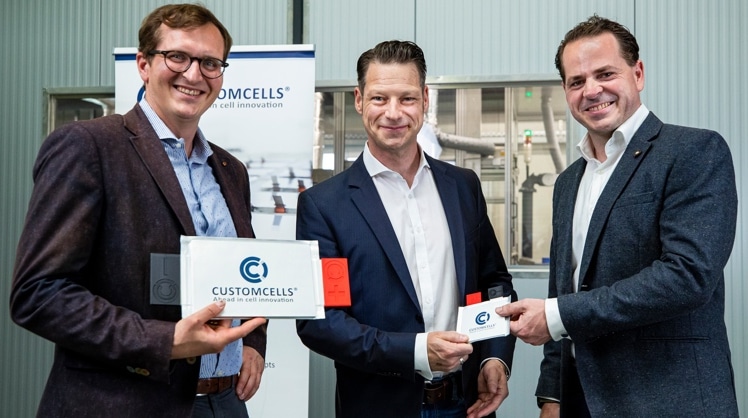 Die Customcells-Gründer Torge Thönnessen (li.) und Leopold König (re.) mit Customcells-CEO Dirk Abendroth (Mi.) © Customcells/Markus Schwer