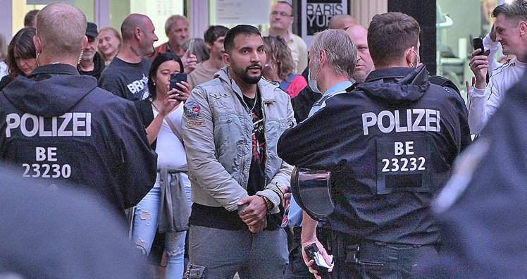 
Attila Hildmann während einer Protestveranstaltung vor seinem Berliner Imbiss im August 2020. © Leonhard Lenz/CC0
