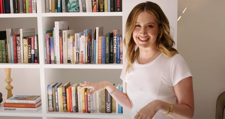 Ashley Tisdale und ihr extra für eine Home-Story aufgefülltes Bücherregal. ©  Screenshot YouTube/Architectural Digest