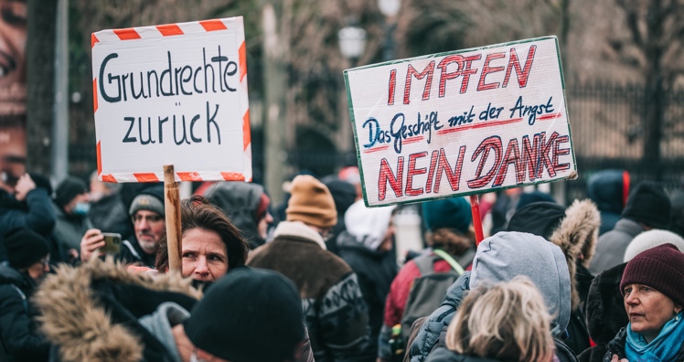 Demonstranten bei einer Demo gegen die Corona-Maßnahmen in Wien. © Ivan Radic/CC BY 2.0