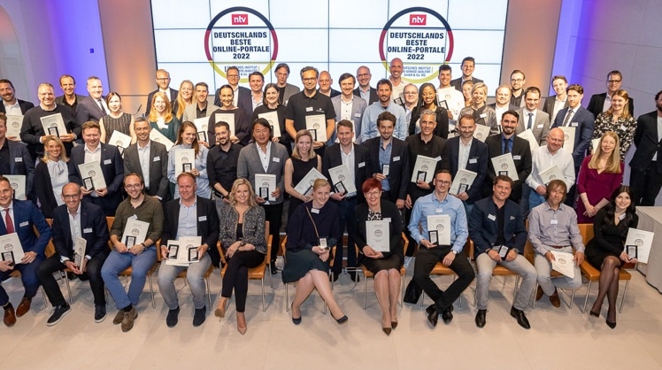 Die Preisträger:innen bei der Verleihung des "Deutschlands Beste Online-Portale 2022"-Awards in der Bertelsmann-Repräsentanz in Berlin. © Thomas Ecke/DISQ/ntv