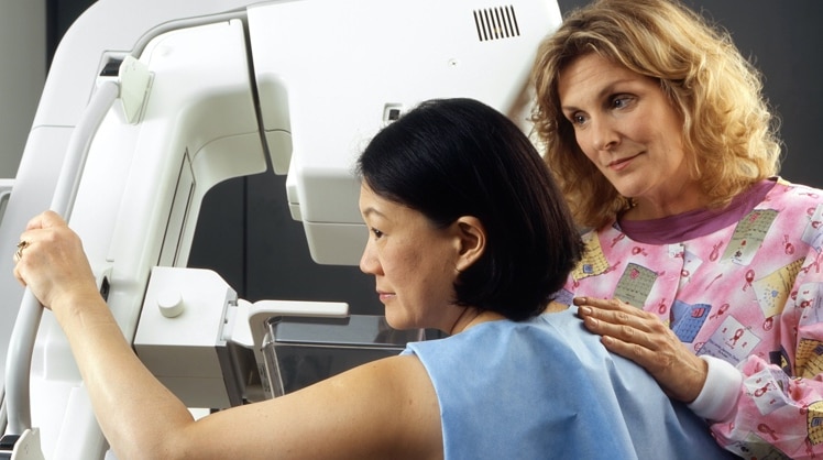 Amazon forscht an Impfstoffen gegen Haut- und Brustkrebs. Eine Mammographie, wie hier im Bild, kann dabei helfen, eine Brustkrebserkrankung frühzeitig zu erkennen. © National Cancer Institute/Unsplash