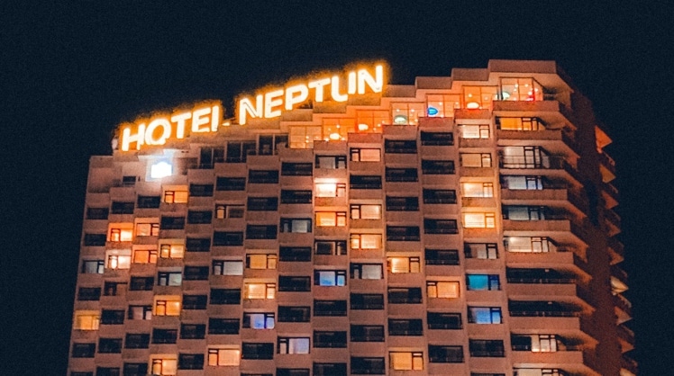 Ob und um wieviel das Hotel "Neptun" in Rostock seine Preise erhöht hat, ist der LEADERSNET-Redaktion nicht bekannt. © Pexels/TheGenner