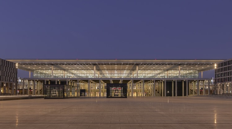 Die große Liebe wird zwischen den Deutschen und dem Flughafen Berlin-Brandenburg – hier das Terminal 1 vom Willy-Brandt-Platz aus gesehen – wohl nicht mehr ausbrechen. © arne-mueseler.com/CC BY SA 3.0 de