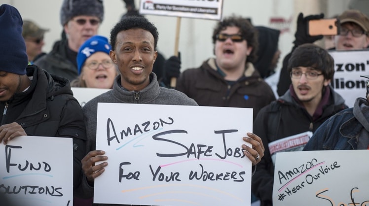 Amazon sieht sich schon seit Jahren mit Protesten gegen die Arbeitsbedingugnen im Unternehmen konfornitert. © Fibonacci Blue/CC BY 2.0
