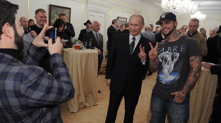 Rapper Timati (re.) mit seinem "Superhelden" Wladimir Putin im Jahr 2012. © kremlin.ru/CC BY 4.0