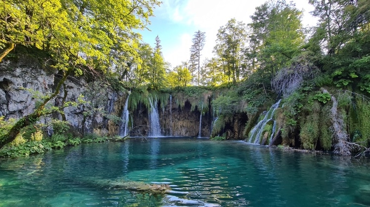 Der Nationalpark Plitvicer (Kroatien) mit seinen 16 Seen ist an Schönheit kaum zu überbieten. © Barbara Sipek/Unsplash