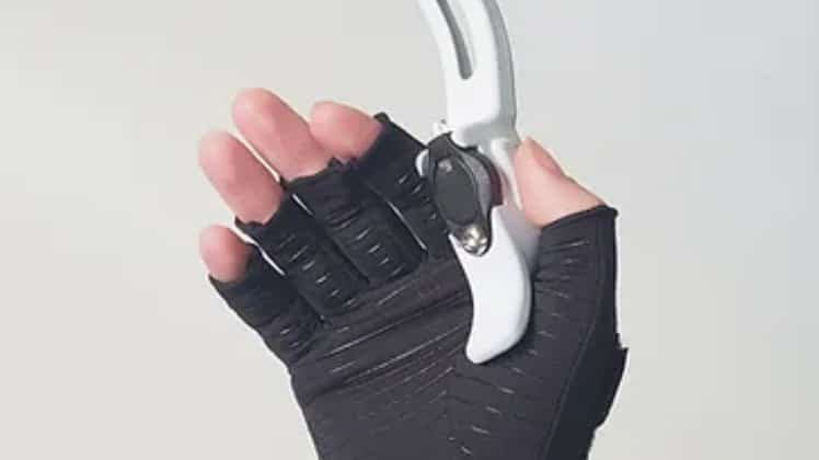 Der neue Handschuh soll Sehbehinderten das Braille-Alphabet beibringen und sie beim Lesen unterstützen © oramaai.com