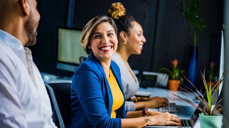 Tipp für Arbeitgeber: Glückliche Mitarbeitende bringen mittel- und langfristig bessere Leistungen. © Pexels/Jopwell