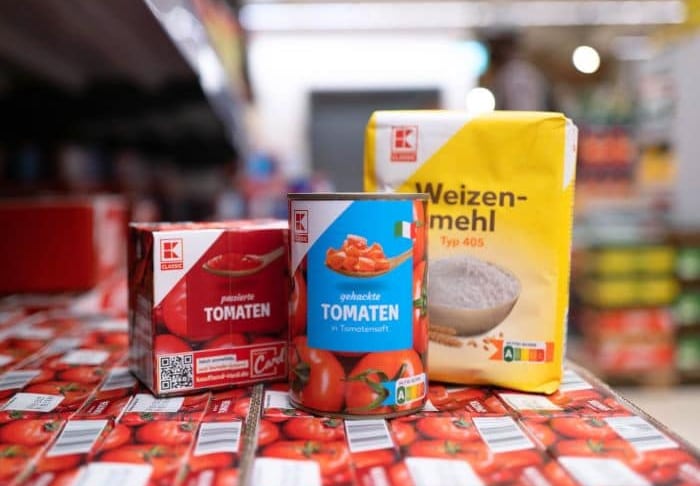 Kaufland senkt Preise für Eigenmarken: Verbraucher profitieren von günstigeren Angeboten für Tomatenprodukte und Mehl. © Kaufland