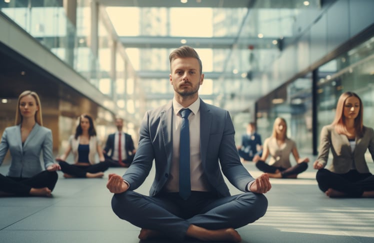 Immer mehr Unternehmen bieten eigene Yoga Kurse ihren Mitarbeiter:innen an - Bild von LEADERSNET mit der Hilfe von KI erstellt.