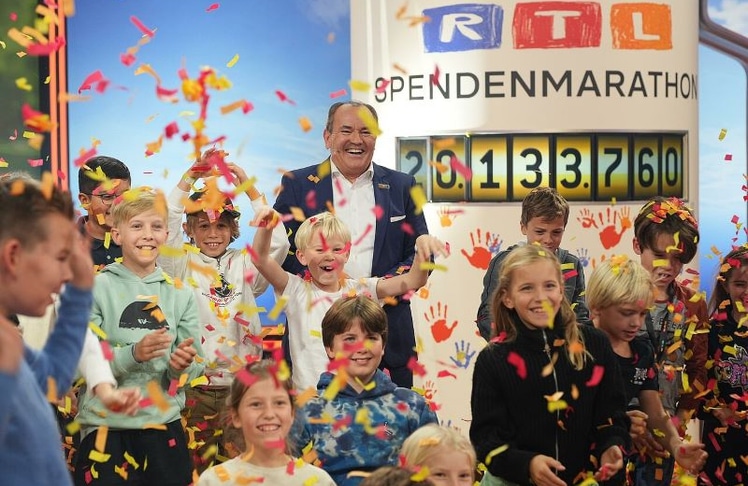 Große Freude, große Summe: Wolfram Kons und die Kinder begeistert über die Rekordspendensumme beim RTL Spendenmarathon. 
© rtl.de