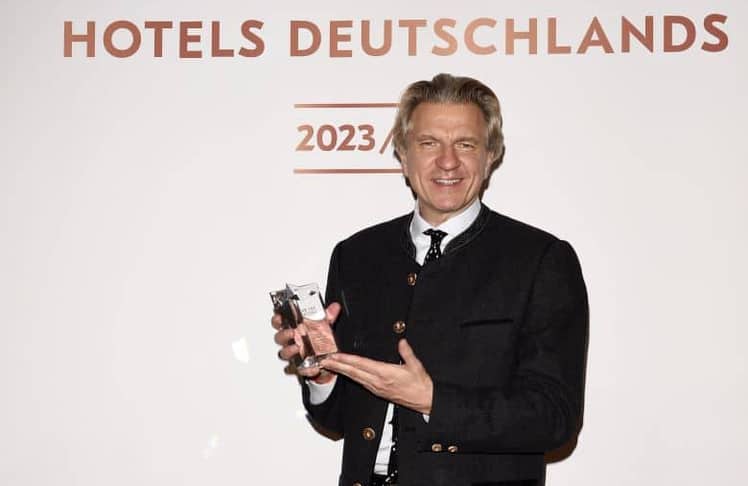 Korbinian Kohler, Gründer des Spa & Resort Bachmair Weissach, nimmt mit Freude die Auszeichnung als 'Luxury Family Resort des Jahres' entgegen. ©
 Spa & Resort Bachmair Weissach
