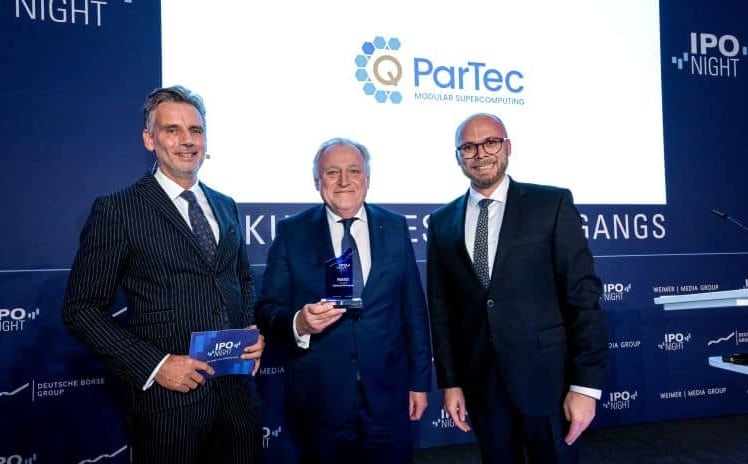 IPO Award 2023: Hugo Falter (Mitte), Co-CEO von ParTec, nimmt die Auszeichnung entgegen, begleitet von Laudator Dr. Florian Mehring (rechts). © ParTec AG