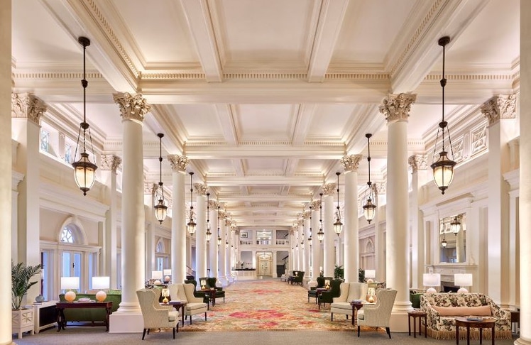 Die prachtvolle Great Hall des Omni Homestead Resorts – Ein beeindruckender Ort, der Geschichte und moderne Eleganz verbindet. ©  Omni Hotels & Resorts
