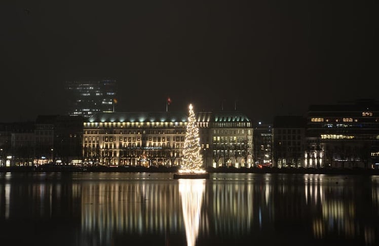 Das Hotel Vier Jahreszeiten in Hamburg liegt direkt an der Alster. © Pxhere, CC0