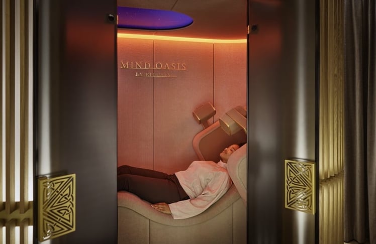 Eindruck aus der Mind Oasis: Eine Besucherin genießt eine sogenannte "brain massage" (Bildrechte: Rituals Cosmetics)