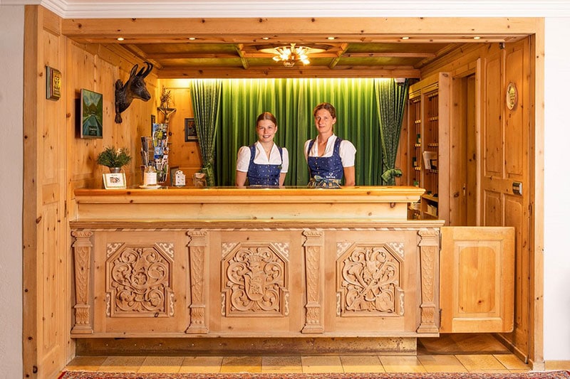 Rustikale Gemütlichkeit: Die Rezeption des Hotel Gasthof Post © Hotel Gasthof Post, Lech