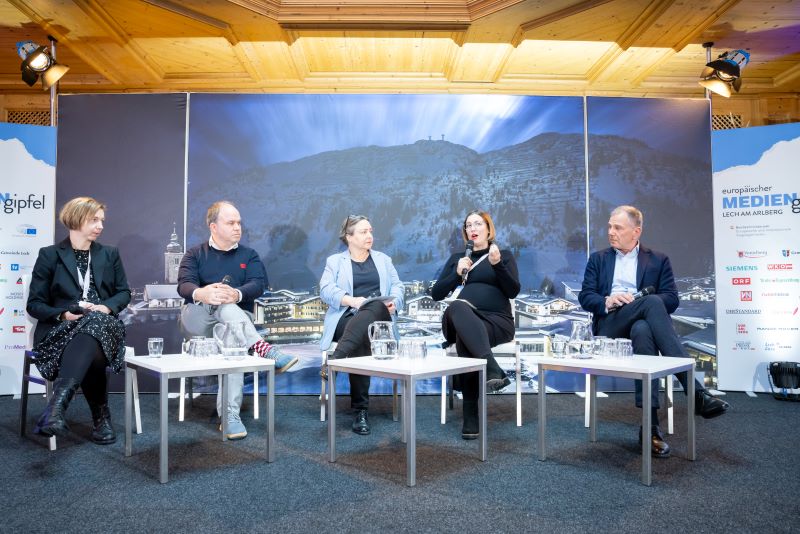 An der Diskussionsrunde über die Zukunft klassischer Medienhäuser nahmen teil (v.l.): Katharina Schell von der APA, Gerold Riedmann (Geschäftsführer Russmedia), Anita Zielina (CEO Better Leaders Lab), Daniela Kraus (Generalsekretärin des Presseclubs Concordia) und Armin Wolf vom ORF. © Lech Zürs Tourismus / Florian Lechner