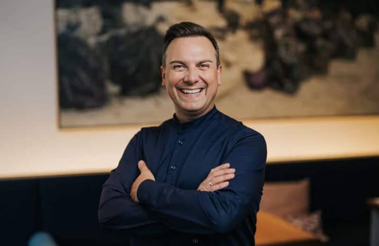 Tim Raue, der kulinarische Visionär: Mit 16-Stunden-Tagen, Leidenschaft und dem Streben nach Höherem hat er sich an die Spitze gekocht. © Nils Hasenau