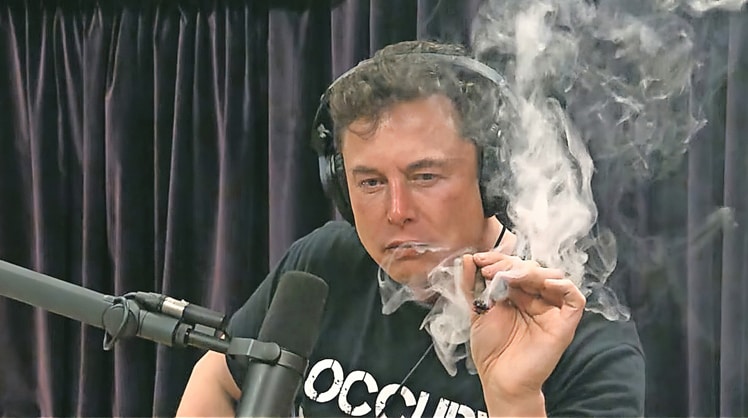 2018 machte Elon Musk Schlagzeilen, als er in einem Interview mit dem US-Komiker Joe Rogan einen Joint rauchte. © JRE Clips/YouTube