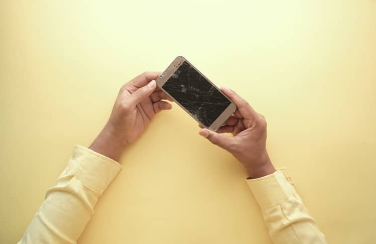 Defektes Smartphone: Reparatur statt Neukauf schont die Umwelt. © Pexels/Towfiqu Barbhuiya