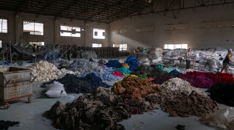 Die entstandenen Abwässer der Textilindustrie sind für Menschen und Umwelt schädlich, mittels des neuen Verfahrens könnten diese der Vergangenheit angehören © Francois le Nguyen/Unsplash