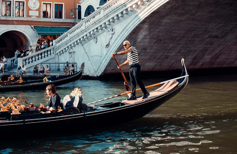 Ein Gondoliere in Venedig