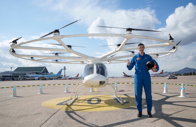Volocopter-Testpilot Damian Hischier vor dem Volocopter 2X nach dem erfolgreichen Testflug auf dem Flughafen Gimpo in der Republik Korea im Jahr 2021.