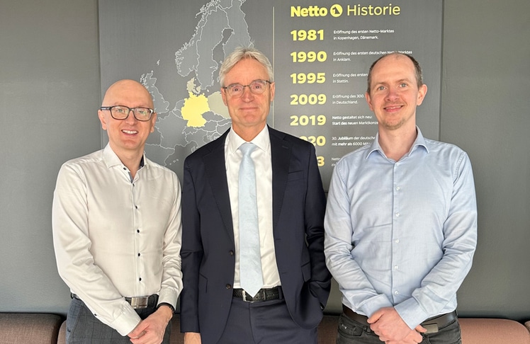 Die beiden neuen Netto-Chefs Daniel Grabka (li.) und Torben Godskesen (re.) mit Salling-CEO Per Bank (Mi.). © Netto Deutschland