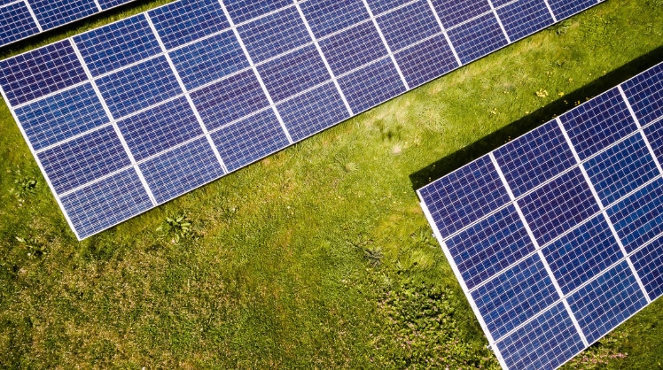 Die Solarzellenherstellung könnte zukünftig erheblich von Mikrowellen profitieren. © Andreas Gücklhorn/Unsplash