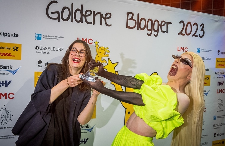 Aria Addams und Tara-Louise Wittwer teilen sich den "Goldenen Blogger"-Award. © LEADERSNET/Die Profifotografen/G. Hartich