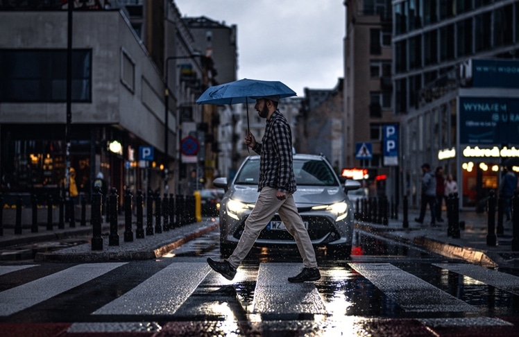 Mithilfe der neuen App sollen Fußgänger:innen beim Überqueren der Straße geschützt werden. © Pexels/Adam Borkowski