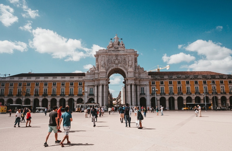 Was günstige Preise betrifft, schlägt Lissabon alle – und schön sowie reich an Kultur ist sie sowieso. © Claudio Schwarz/Unsplash 