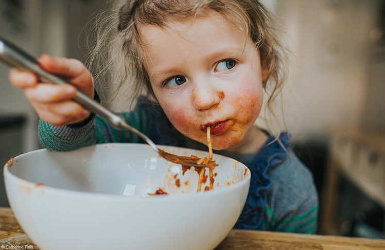 "Slurping Spaghetti" nennt sich das Foto von Catherine Falls, das den Sieg in der Kategorie "Food for the Family" geholt hat. © Catherine Falls