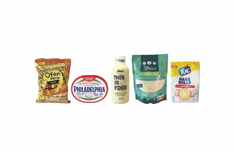 Foodwatch hat fünf Kandidaten für den "Goldenen Windbeutel 2023" nominiert: die Trinkmahlzeit von Yfood, den Philadelphia-Frischkäse mit Ziegenkäse, die Bake Rolls von Tuc, das Porridge von 3Bears und die Pom-Bär Ofen Minis. © Foodwatch