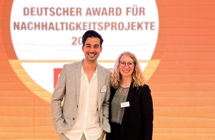 Luoro, hier Mitgründer Burak Dönmezer und Produktmanagerin Laura Sulik, hat den "Deutschen Award für Nachhaltigkeitsprojekte" in der Kategorie "Produkt – Haushalt/Drogerie" gewonnen. © Luoro GmbH