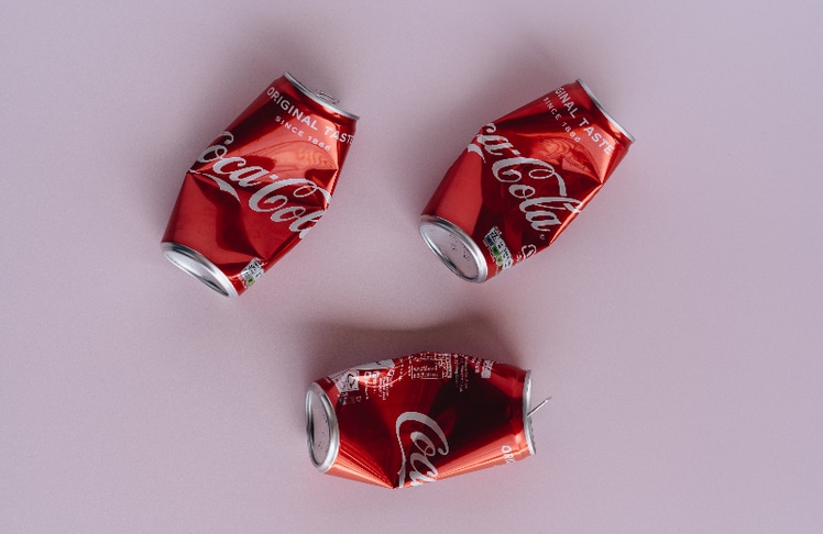 Aluschrott in Form von Cola-Dosen könnten in Zukunft in der Autoindustrie weitere Verwendung finden © Alleksana/Pexels
