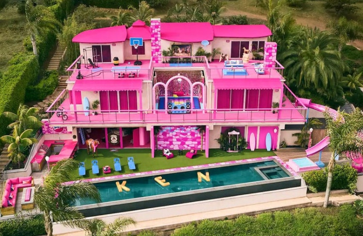 In knallig Pink und mit viel Nostalgie lädt das Traumhaus Gäste zu einem besonderen Erlebnis ein © Airbnb/Mattel/Wbei